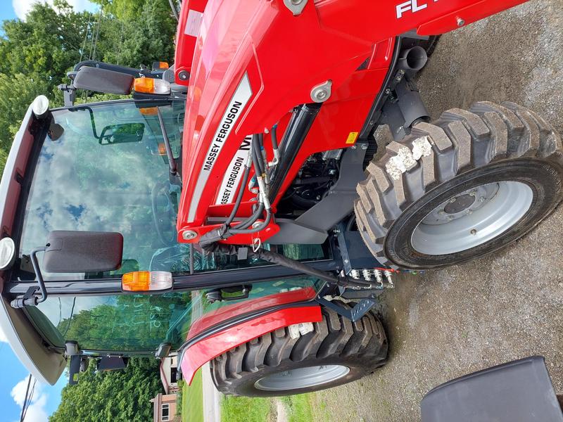 Tractors  Massey Ferguson MF1835M Photo